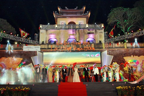 Art performance brings Tet atmosphere to Overseas Vietnamese - ảnh 1